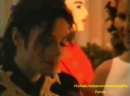 Гифчета с Майкъл - Page 3 Michael-Jackson-Munich-1999-michael-jackson-16068784-266-197