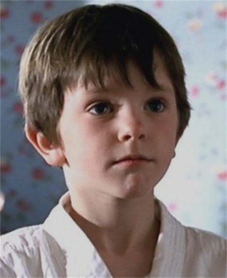 timeline So-cute-so-nice-freddie-highmore-16012966-461-564