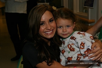 الحقوووو اخر صورلديمي لوفت بتاريخ اليوم2010_10_10 تجنننننن AUGUST-25TH-Visits-a-Children-s-Hospital-in-Massachusetts-demi-lovato-16173814-400-267