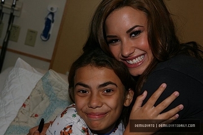 الحقوووو اخر صورلديمي لوفت بتاريخ اليوم2010_10_10 تجنننننن AUGUST-25TH-Visits-a-Children-s-Hospital-in-Massachusetts-demi-lovato-16173816-400-267