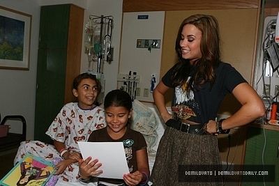 ديمــي تزور مستشفـــى الاطفــــال !!! AUGUST-25TH-Visits-a-Children-s-Hospital-in-Massachusetts-demi-lovato-16173820-400-267