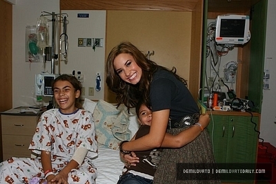 ديمــي تزور مستشفـــى الاطفــــال !!! AUGUST-25TH-Visits-a-Children-s-Hospital-in-Massachusetts-demi-lovato-16173821-400-267