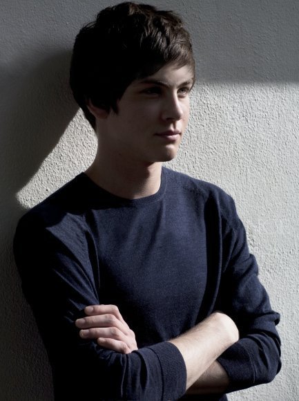 NOT SO INVISIBLE (Logan Lerman o Skandar con cual te quedas???) Logan-Lerman-logan-lerman-16243343-433-580