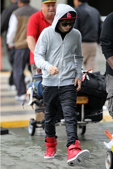 اخر صوره لجاستن في المطار 16-10-2010  Justin-Bieber-Arrives-in-Vancouver-justin-bieber-16300637-396-594