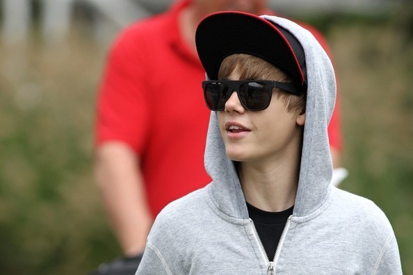 اخر صوره لجاستن في المطار 16-10-2010  Justin-Bieber-Arrives-in-Vancouver-justin-bieber-16300650-594-396