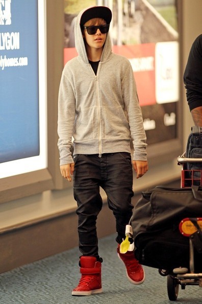 اخر صوره لجاستن في المطار 16-10-2010  Justin-Bieber-Arrives-in-Vancouver-justin-bieber-16300652-396-594