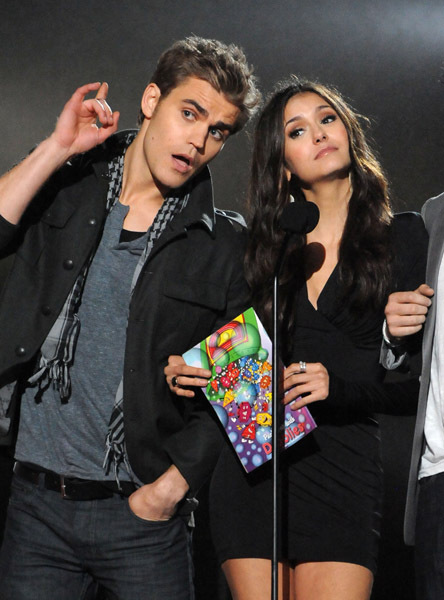 Elenos foto - Page 2 Nina-Scream-Awards-2010-nina-dobrev-16329236-444-600