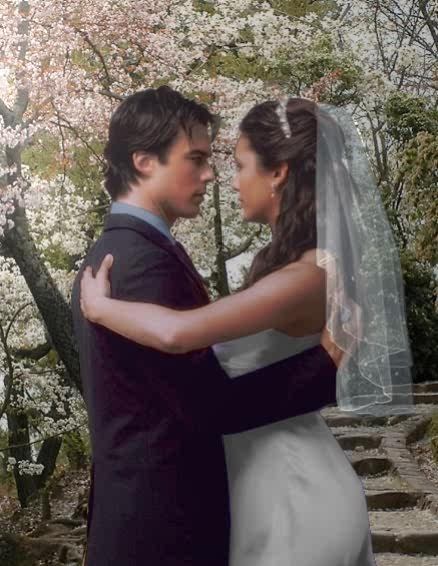 Damon & Elena ♥ - Page 38 Delena-s-Wedding-damon-and-elena-16527612-438-566