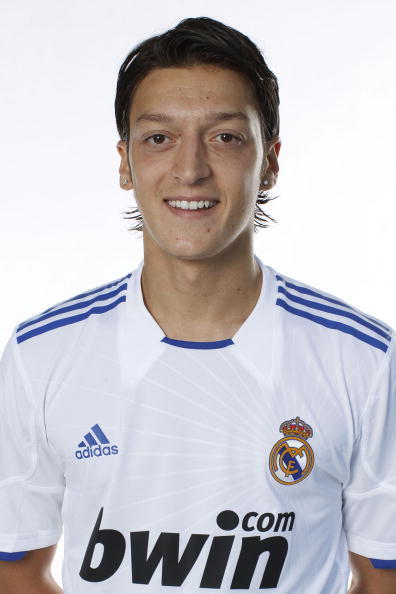 أوزيل سيرتدي القميص رقم 10 Mesut-zil-Real-Madrid-mesut-ozil-16505144-396-594