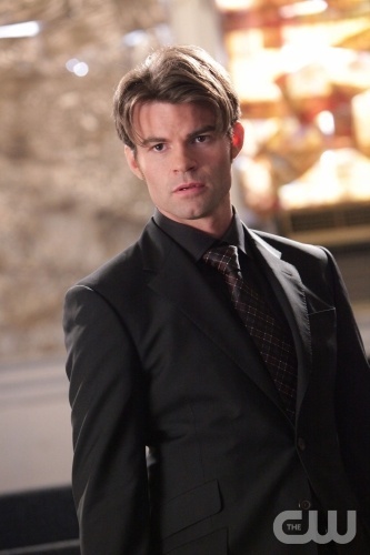 Vámpírnaplók karakterei Elijah-the-vampire-diaries-tv-show-16609988-333-500