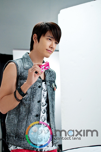 Lee Donghae (Super Junior) Donghae-in-Maxim-Contact-Lens-Behind-the-Scenes-super-junior-16767807-350-527