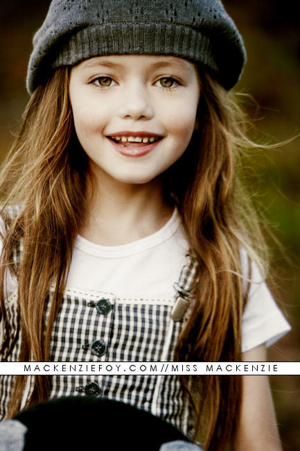 Mackenzie Foy [Renesmee] Renesmee-Cullen-jacob-black-and-renesmee-cullen-17044502-433-650