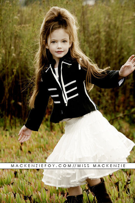 Mackenzie Foy [Renesmee] Renesmee-Cullen-jacob-black-and-renesmee-cullen-17044513-433-650