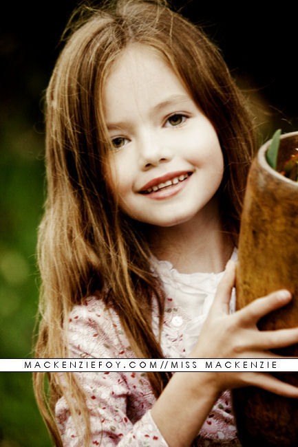 Mackenzie Foy [Renesmee] Renesmee-Cullen-jacob-black-and-renesmee-cullen-17044521-433-650