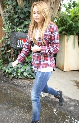 At A Recording Studio In Beverly Hills (November 19th, 2010) At-A-Recording-Studio-In-Beverly-Hills-November-19th-2010-miley-cyrus-17507171-258-400