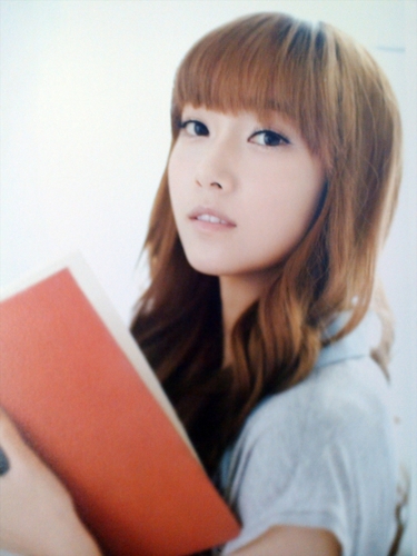 صور لسنسد واتحدى اذا قدييمه - صفحة 2 Jessica-Girls-Generation-Calendar-2011-girls-generation-snsd-17686737-375-500