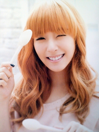 صور لسنسد واتحدى اذا قدييمه - صفحة 2 Tiffany-Girls-Generation-Calendar-2011-girls-generation-snsd-17686917-375-500