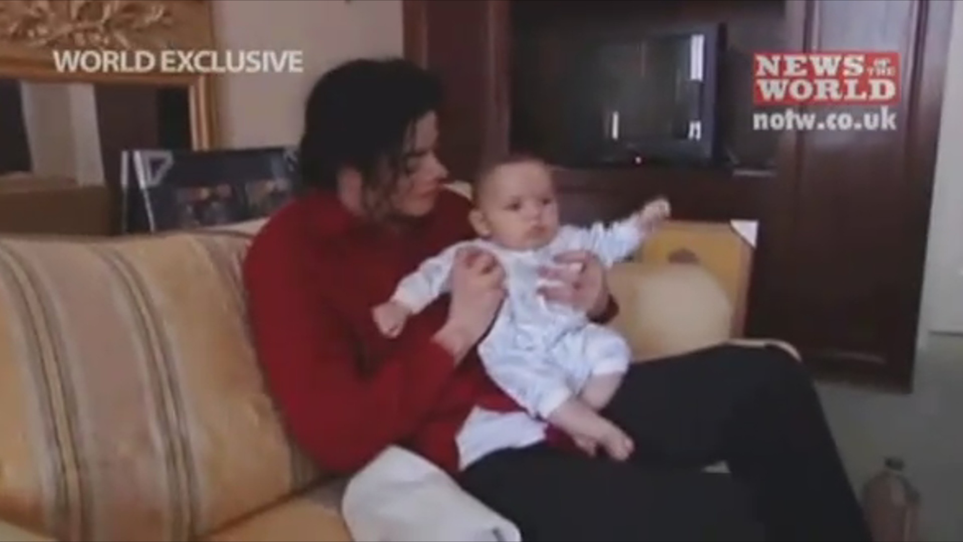 Papai Michael e o Instinto Paternal Prince-puking-as-a-baby-prince-michael-jackson-17939755-1920-1080