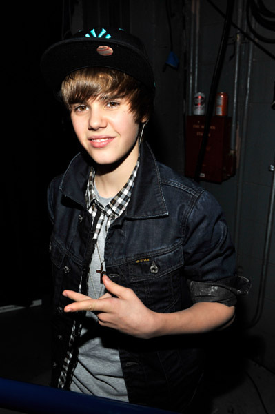 صور جديدة  Justin- Bieber Justin-Bieber-3-justin-bieber-18196351-399-600