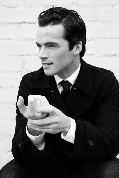 Doudou Officiel - Page 27 Ian-Harding-Photoshoot-pretty-little-liars-tv-show-18214963-400-599