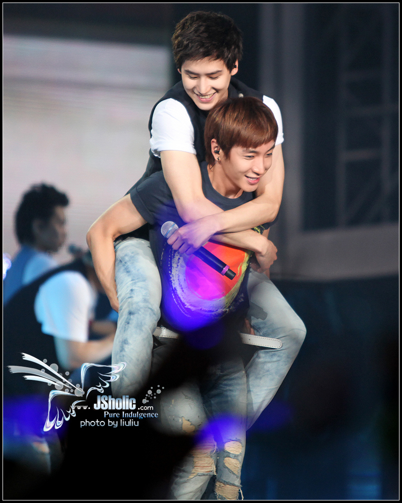 تقرير عن فرقه JQT Leeteuk-and-Kyuhyun-leeteuk-3-18280094-800-1000