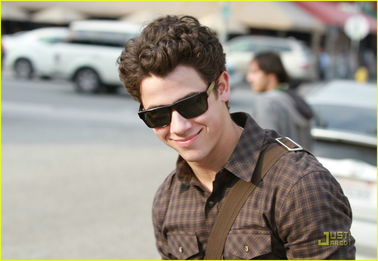 صور nick jonas Nick-Jonas-Joe-Jonas-Lunch-Date-with-Samantha-Barks-07-01-2011-nick-jonas-18274273-1222-843