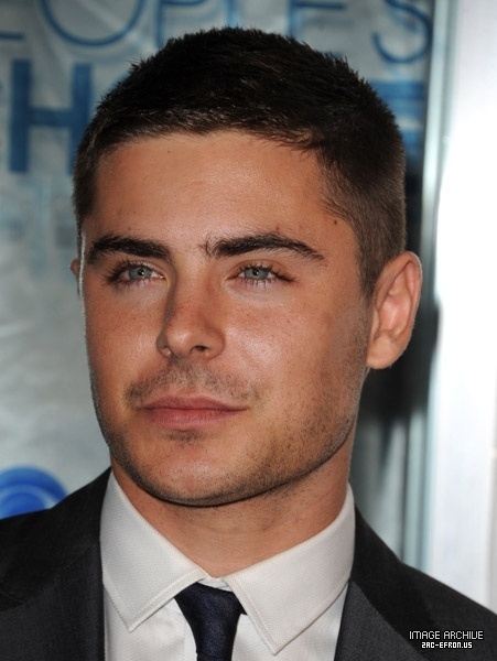 Qui est-ce Zac-efron-2011-zac-efron-18225495-451-600