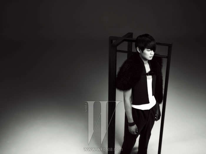 W Magazine January 2011 -Official-Photo-Onew-and-Minho-for-W-Magazine-January-2011-Issue-shinee-19623367-700-525