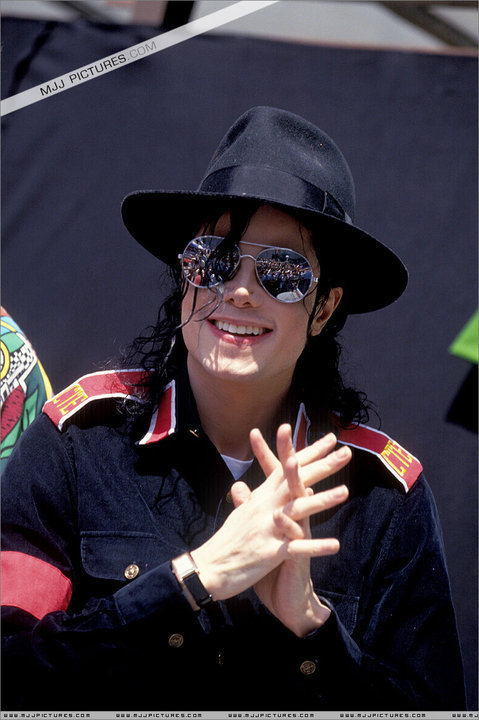 صور لملك الانسانية " متجدد باستمرار " - صفحة 3 M-chael-Jack-on-K-ng-0f-P0P-michael-jackson-19635181-479-720