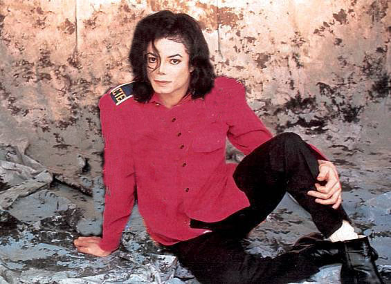 صور لملك الانسانية " متجدد باستمرار " - صفحة 3 M-chael-Jack-on-K-ng-0f-P0P-michael-jackson-19635203-565-411