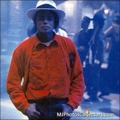 صور لملك الانسانية " متجدد باستمرار " - صفحة 4 Michael-is-awww-michael-jackson-19754745-400-400