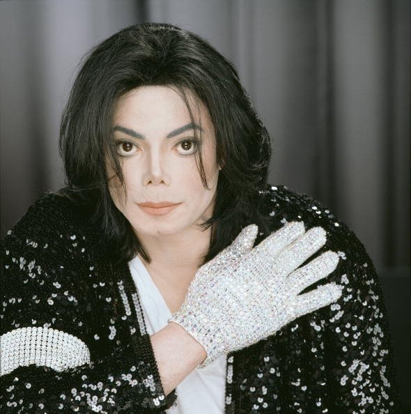 صور لملك الانسانية " متجدد باستمرار " - صفحة 4 MJ-the-KING-OF-POP-michael-jackson-19842996-590-594