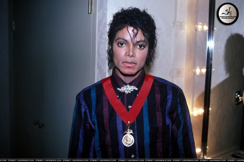 صور لملك الانسانية " متجدد باستمرار " - صفحة 4 Michael-Jackson-__-michael-jackson-19851478-799-530