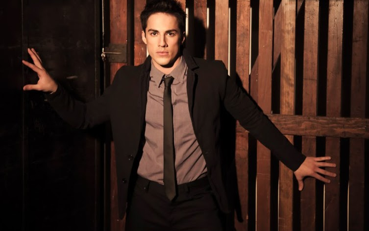 Дрехите за масовото (22 март) Michael-Trevino-Jeff-Katz-Outtakes-the-vampire-diaries-tv-show-21729437-753-472