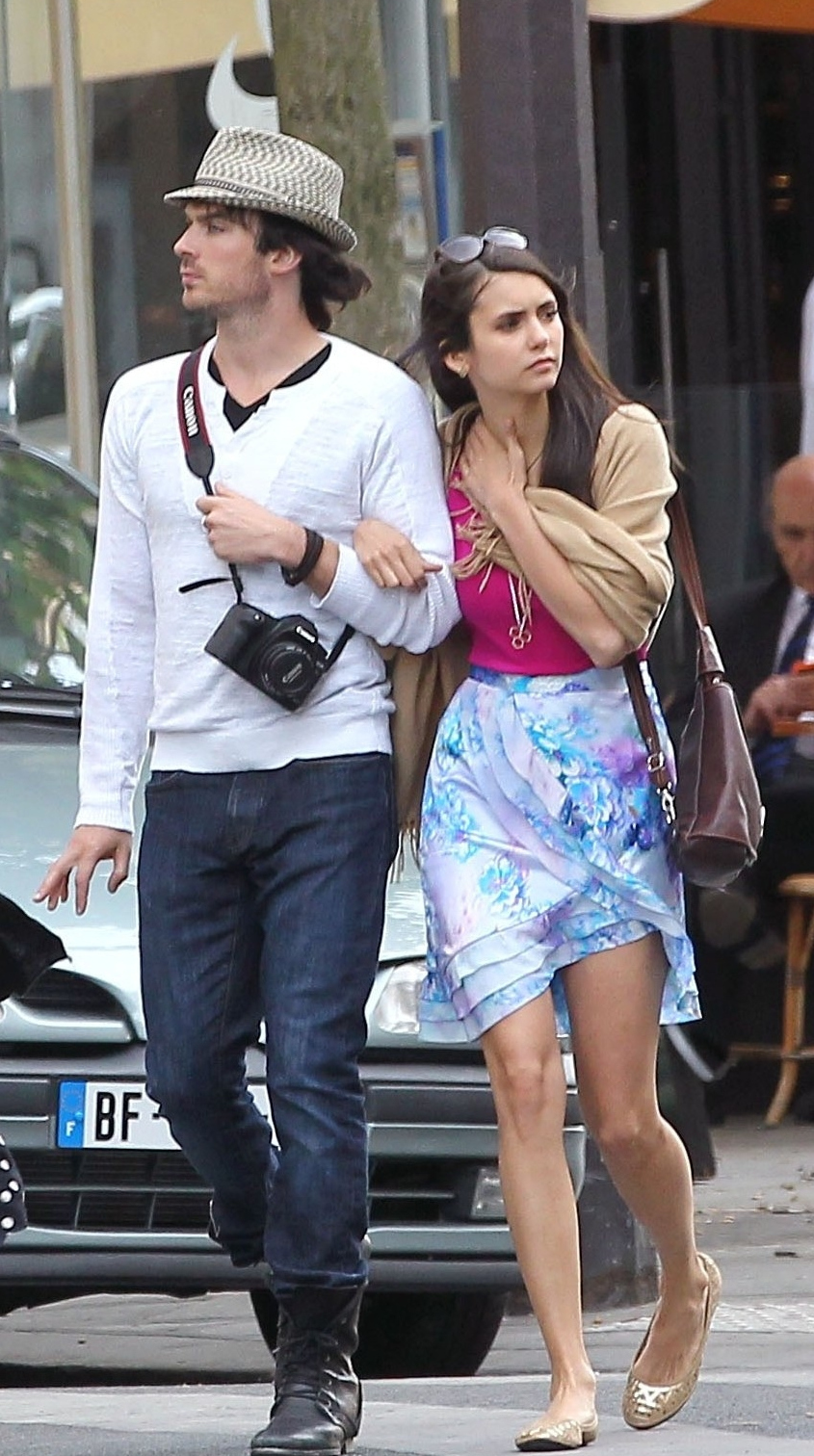 25-дневно предизвикателство: НИНА ДОБРЕВ -holding-hands-HQ-ian-somerhalder-and-nina-dobrev-22331884-845-1512