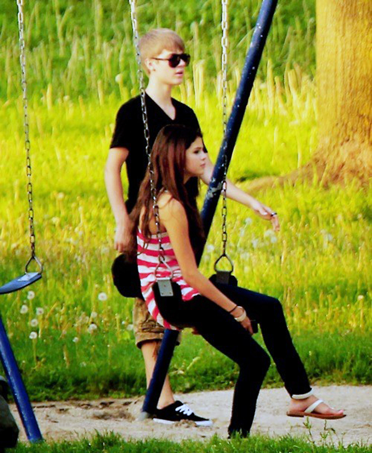 صور سيلينا جوميز وجاستن بيبر Selena-At-A-Park-With-Justin-Bieber-In-Ontario-May-31-2011-selena-gomez-22545833-750-912