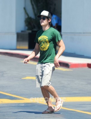 Zac Efron Zac-Having-Lunch-zac-efron-23192636-306-400