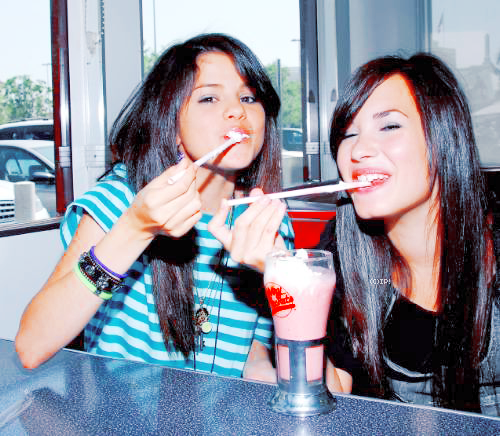 Demis erinnerungen Selena-Gomez-and-Demi-Lovato-3-selena-gomez-and-demi-lovato-23202397-500-436