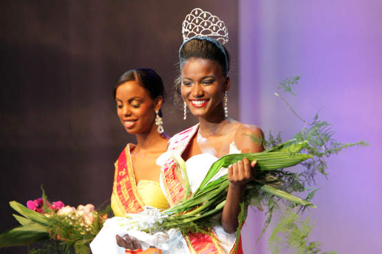  ملكة جمال الكون 2011 الانغولية ليلا لوبيز Miss-Angola-2011-Leila-Lopes-miss-universe-23485590-554-369