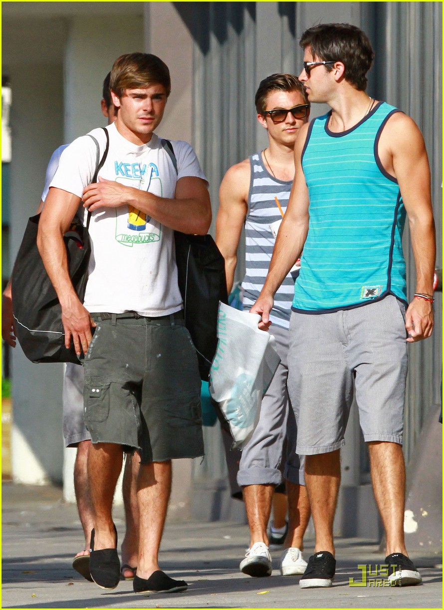 Zac Efron Zac-out-in-Studio-City-zac-efron-23459965-890-1222