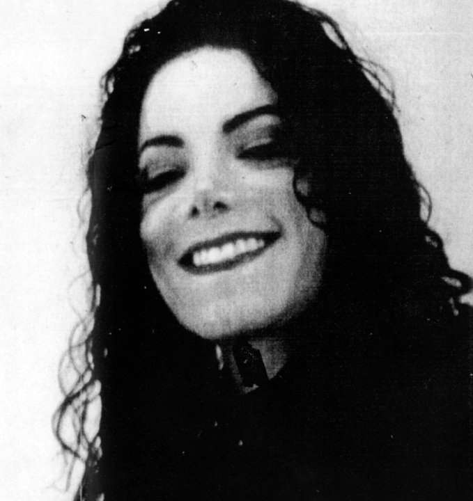 Immagini vietate ai "deboli di cuore" - Pagina 37 Michael-jackson-the-king-of-pop-michael-jackson-24194115-679-720