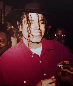 Immagini vietate ai "deboli di cuore" - Pagina 38 The-most-beautiful-SMILE-michael-jackson-24201855-277-329