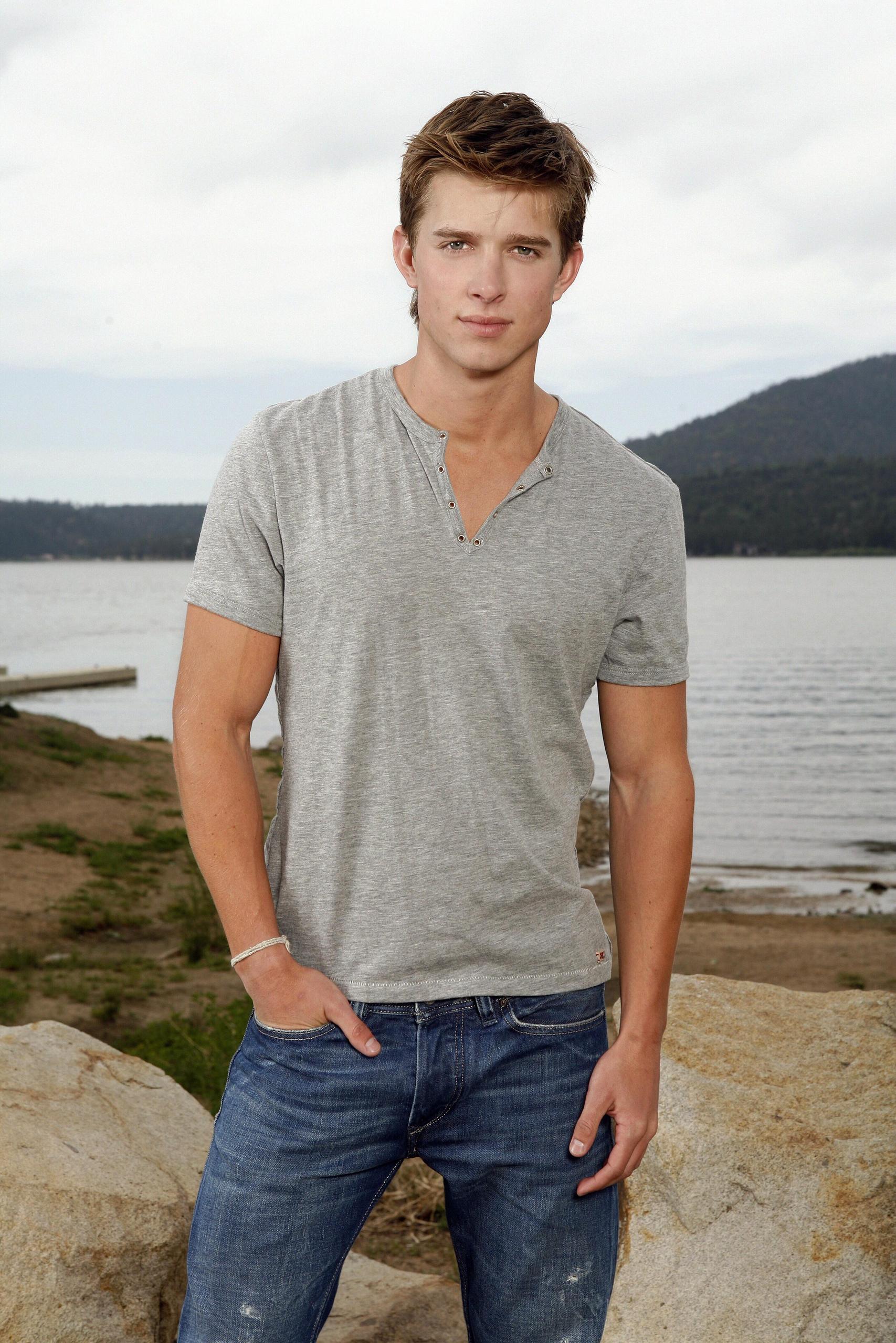 Un petit café (pv)  - Page 2 The-Lake-drew-van-acker-24404451-1707-2560