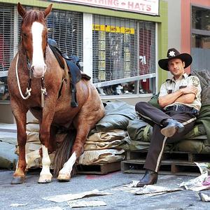 Fotos del Reparto TWD-Behind-the-Scenes-the-walking-dead-24525729-300-300