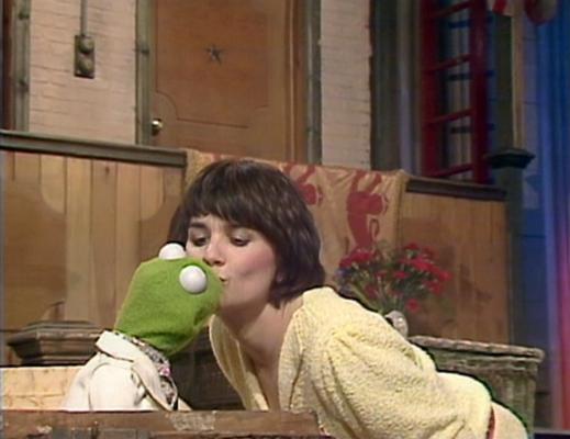 GERAKAN EJEK KERMIT Kermit_linda_kiss