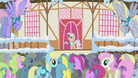 Rainbow Shine imagens 201px-Mayor%2C_Let%27s_get_galloping%21_S1E11