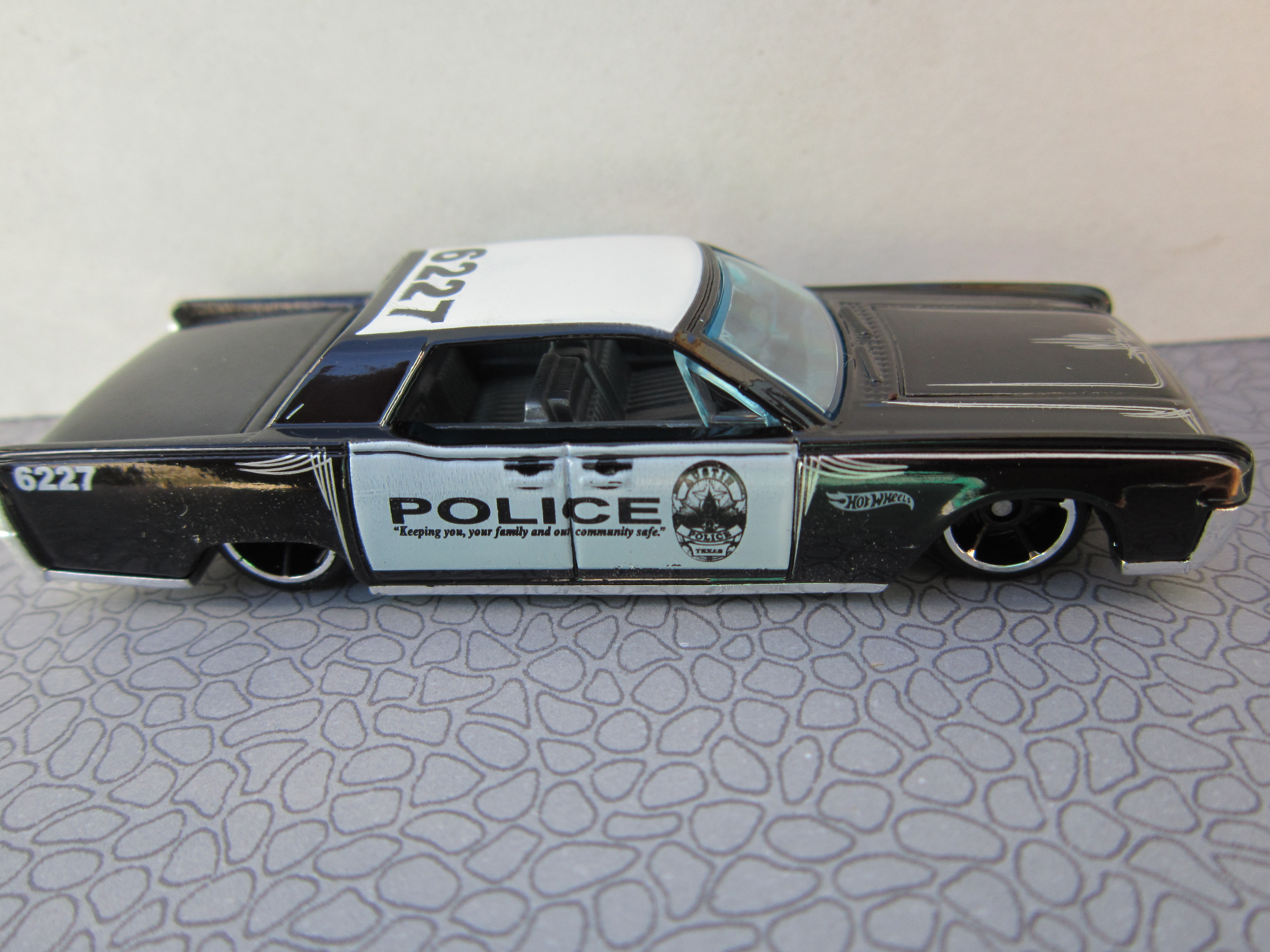 Autitos de policía Hot wheels... 64_Lincoln_Continental