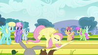 Rainbow Shine imagens 201px-Fluttershy_gaining_full_speed_S2E22