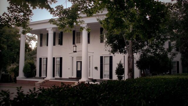 The Vampire Diaries - Page 13 640px-Originalsmansionneworleans