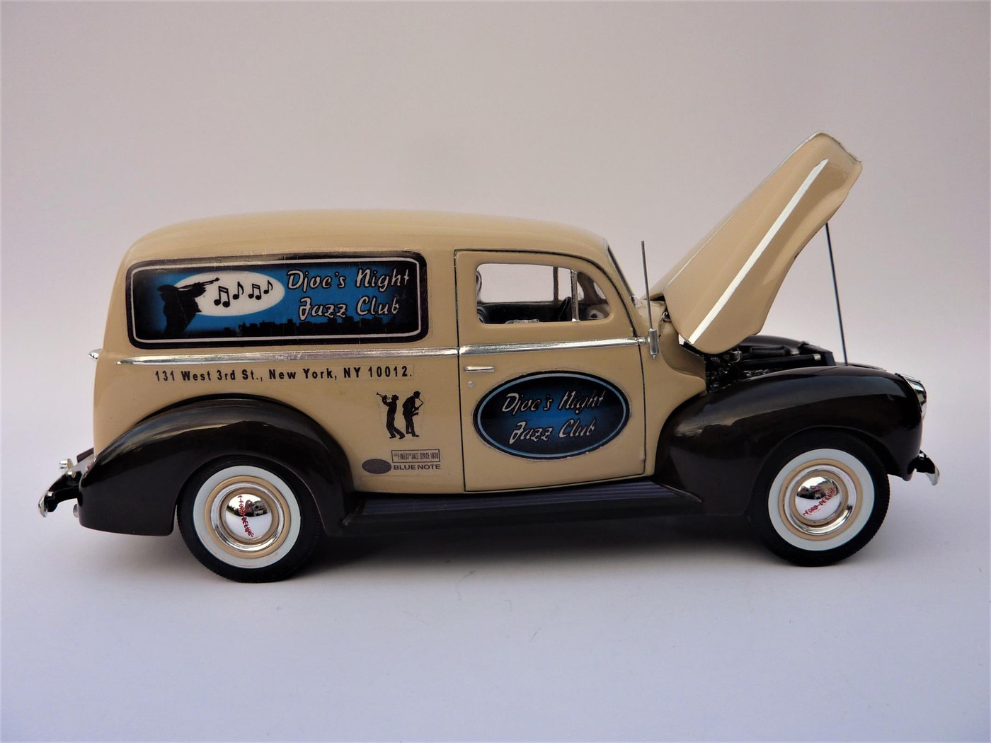  Ford 40 Panel van "Djoe's Night Jazz Club" terminée Photo33-vi